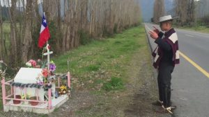 Niño baila cueca frente a la animita de su madre