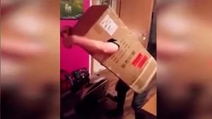 Un hombre ebrio no puede salir de esta caja de cartón