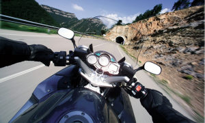 ¡Qué miedo! Este motociclista anduvo por el camino más peligroso del mundo