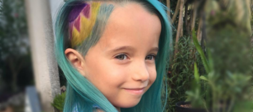 Madre es criticada por teñir el pelo a su hija con distintos colores