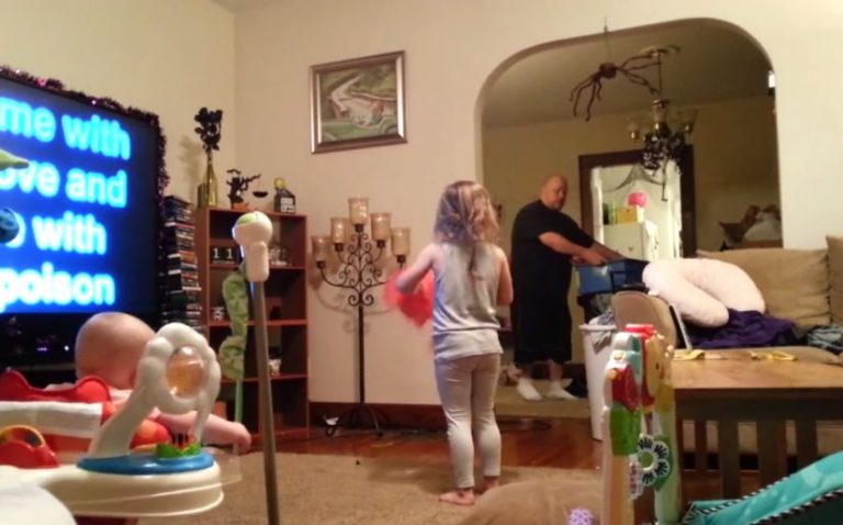 ¡Awww! Niña de cinco años ríe a carcajadas tras ver a su hermano bailar