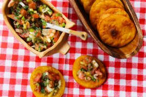 Hagamos la previa de las Fiestas Patrias con estos picoteos y tragos dieciocheros