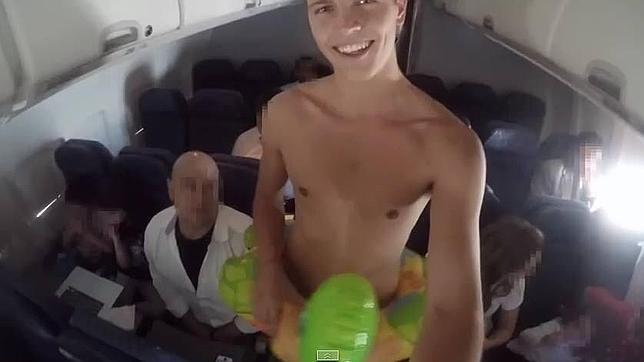 ¿Qué? Este joven se pasea desnudo en un avión