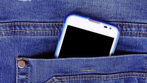 ¿Por qué es peligroso que los hombres guarden su celular en sus bolsillos?