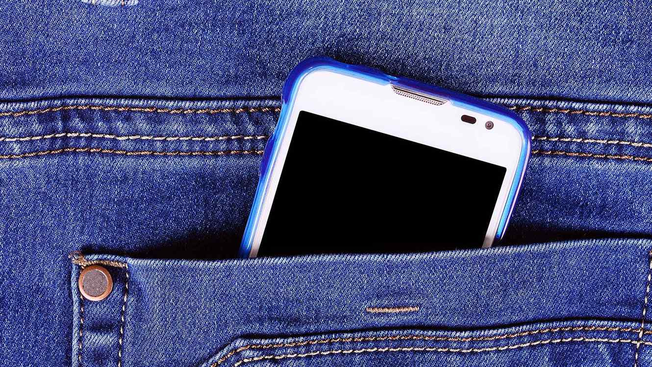 ¿Por qué es peligroso que los hombres guarden su celular en sus bolsillos?