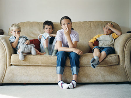 Des enfants qui regardent la télévision du divan