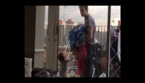 Este papá y su hijo protagonizaron tierna pelea y se volvió viral