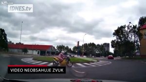 Joven va manejando una motocicleta desnudo por las calles