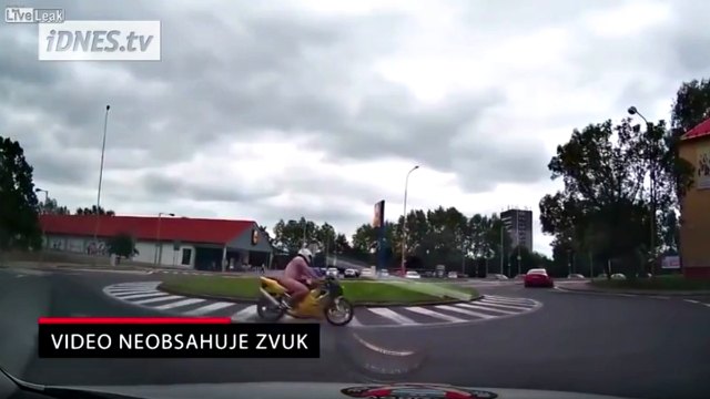 Joven va manejando una motocicleta desnudo por las calles