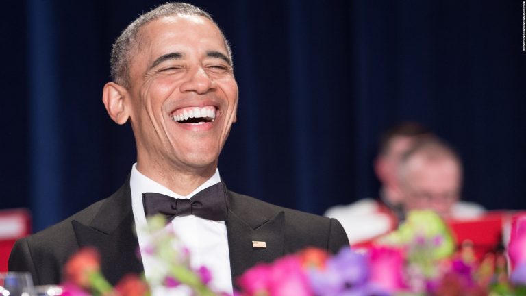 Obama imita a sus hijas hablando por celular y se vuelve viral en Internet