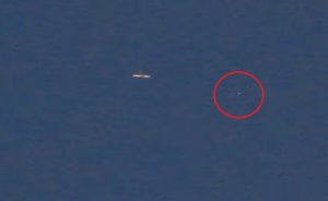 Graban un OVNI que se pasea por edificios en Moscú