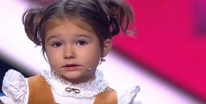 Niña de cuatro años sorprende al mundo hablando seis idiomas