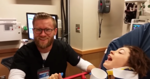 Una mujer anestesiada se enamora de su enfermero y le declara su amor