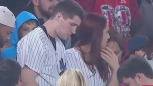 Joven le pide matrimonio a su novia en un estadio lleno de gente y se le cae el anillo