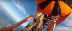 Mujer se tira en paracaídas y nombran su salto como el más sexy