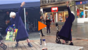 Esta abuela baila sin vergüenza por las calles de Londres