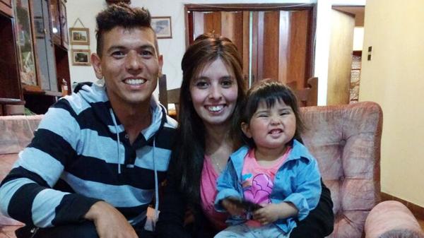 Diego Ayala, junto a su mujer Marcia Jimena Batallán y su bebé Emma Pilar Ayala.