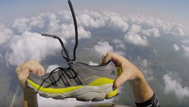 ¡Increíble! Un paracaidista perdió su zapato y logró recuperarlo