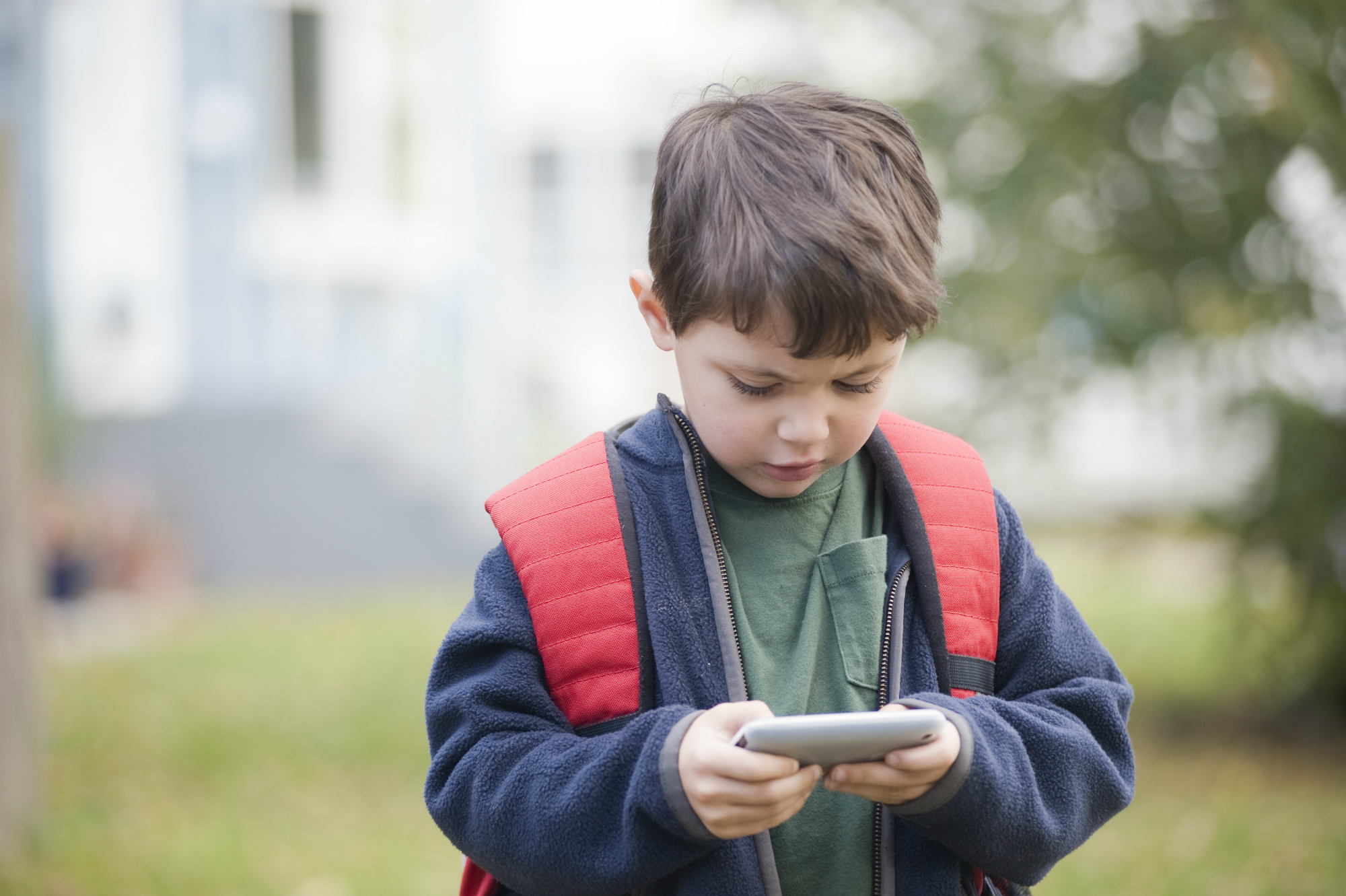 Почему телефон на улице. Ребенок со смартфоном. Мальчик с телефоном в лесу. Мальчик с телефоном. Школьник с телефоном в руках.