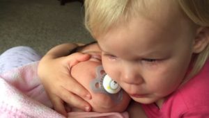 ¡Qué lindas! Pequeña de dos años deja de llorar al ver a su pequeña hermana