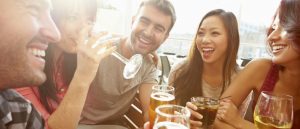 ¿En peligro el happy hour y las barras libres? Mira qué propone el Gobierno