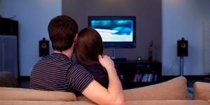 ¿Ves series de televisión con tu pareja? Conoce acá sus beneficios