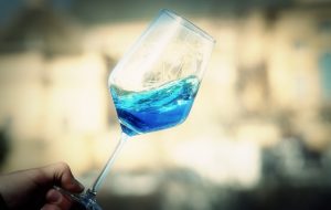 Famoso vino azul revoluciona las redes sociales