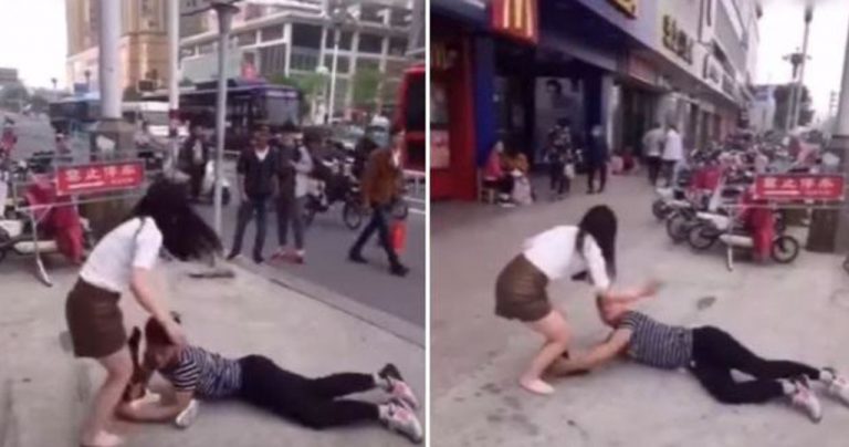 Hombre se arrastra por el suelo luego de que su novia lo pateó