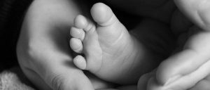 ¿El curioso Caso de Benjamin Button? Bebé nació con apariencia de 80 años