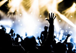 Famosa cantante sufre terrible falla de vestuario en el escenario