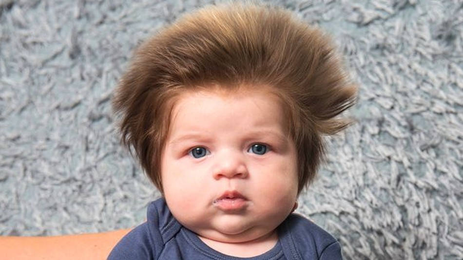 El bebé que revoluciona las redes sociales con su alocado pelo