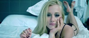 Con osadas fotos Vesta Lugg publicó nuevo single dedicado a un misterioso amor