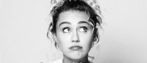 Miley Cyrus confesó que su primera relación fue con una mujer