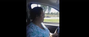 Mujer chilena sorprende con esta divertida reacción en su primera clase de manejo