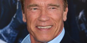 Hijo de Arnold Schwarzenegger revive icónica postal que hizo famoso a su padre hace 43 años