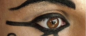 Derribando estereotipos: este joven se convirtió en rostro de una marca de maquillaje