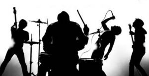 Vocalista de famosa banda de rock se paseó por las calles de Santiago