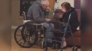 Este es el reencuentro más tierno de dos ancianos