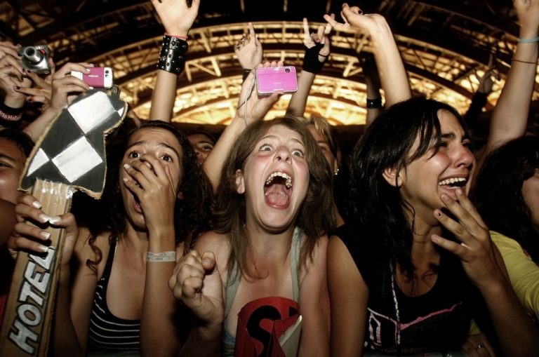 Este cantante pidió a sus fanáticas que no gritarán más en sus conciertos