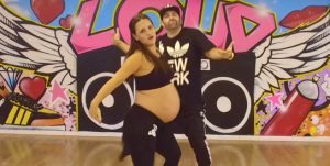 Mujer embarazada sorprende bailando hip hop