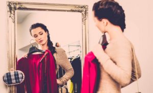 Mujer compró un vestido en prestigiosa tienda y no creerás lo que encontró en la prenda