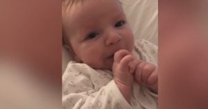 Un bebé de dos meses le dice hola a su mamá y revoluciona las redes sociales