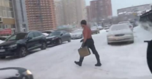 Hombre semidesnudo se pasea por la calle 30 grados bajo cero