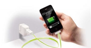 Mujer asegura que amaneció con quemaduras tras quedarse dormida con su celular cargando