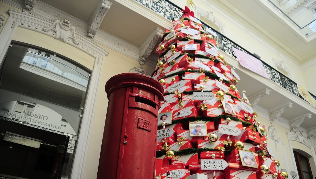 ¡Sácale una sonrisa a un niño y únete a esta bonita campaña navideña de Correos de Chile!