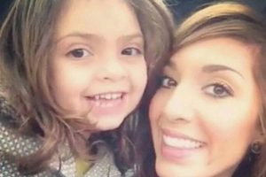 ¿Por qué esta joven madre es criticada en redes sociales tras publicar una foto con su hija?