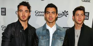 Hermano menor de los Jonas Brothers fue arrestado por posesión de drogas