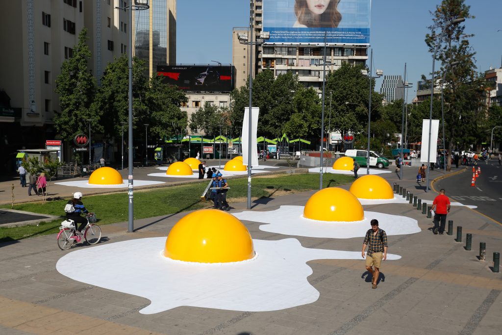 8 de Noviembre del 2016/SANTIAGO Esta mañana se realizo una intervención artística en Plaza Italia llamada "Huevos caen del cielo" del artista Holandes Henk Hofstra y que estará expuesta hasta las seis de la tarde del día de hoy. FOTO:FRANCISCO FLORES SEGUEL/AGENCIAUNO
