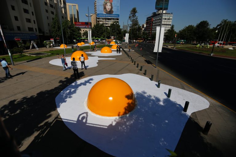 ¿Por qué aparecieron unos huevos fritos gigantes en plena Plaza Italia?