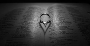 El emotivo momento en que un fanático le pide matrimonio a su novio en pleno concierto de Adele